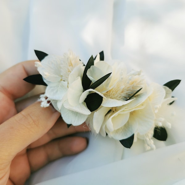Pinces cheveux fleuries "Isidore" hortensias blanc,  fleurs séchées et stabilisées ivoire et eucalyptus