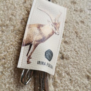 Llavero de piel ecológico fabricado a mano en España. Llavero con forma de animal. Funda para llaves de piel ecológica
