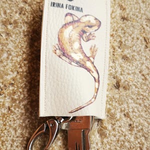 Llavero de animal mediterráneo: llavero de cuero vegano con ilustraciones de salamandras y café dibujadas a mano.