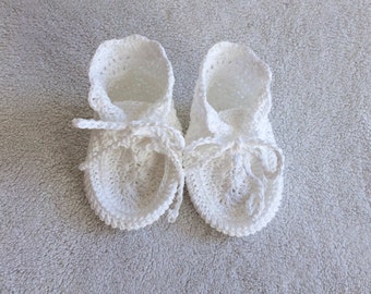 Hand Knit Baby Shoe Gift - White - Knit Moccasin - Baby Booties - Babyshower gift - Newborn Baby gift - Knit Baby Shoes - Baby Moccasins