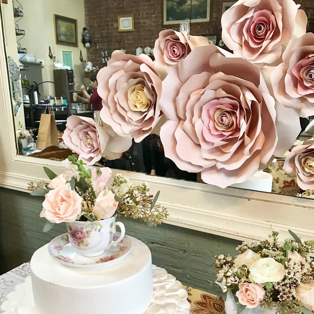 Fleurs en papier déco : une idée pour une chambre de bébé en rose et blanc Des idées pour un
