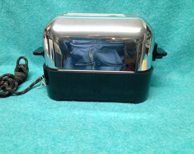 Art Deco Chrome and Bakelite Capital Products Toaster Model 555 in