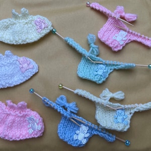 Versieringen voor het maken van kaarten Mini-babytruien op naalden en jurken 7 items Nieuwe baby- of babyshowerkaarten knutselen Handgebreide papercraft