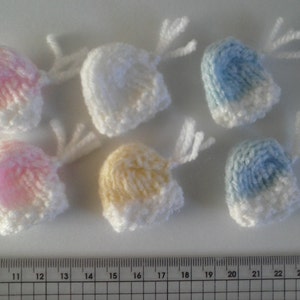 Mini cappellini per neonati da cardmaking, decorazioni lavorate a maglia per baby shower. Lavorati a mano in set da 6, tutti con rifiniture e nappine bianche