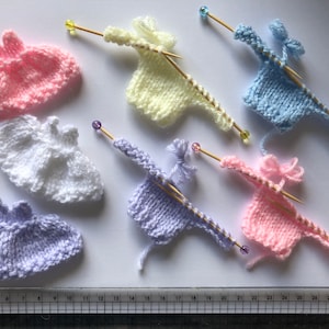Versieringen voor het maken van kaarten Mini-babytruien op naalden en jurkfronten 7 items Nieuwe baby- of babyshowerkaarten knutselen Handgebreide papercraft