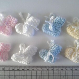 Mini scarpine per neonati/scarpette per abbellimenti artigianali, creazioni in carta, decorazioni per baby shower. Set regalo ricordo da 8 pezzi (4 paia)