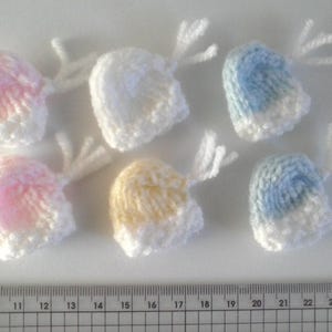 Mini-babymutsjes: kaartversieringen, set van 6 handgebreid