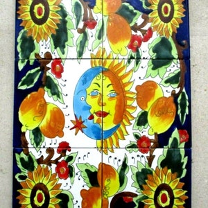 Puede incluir: Un conjunto de seis azulejos de cerámica que representan un sol y una luna con una estrella, limones y girasoles sobre un fondo azul. Los azulejos están pintados a mano con colores vibrantes y detalles intrincados.