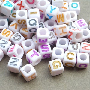 400 Stk Alphabet Würfel Perlen, Brief Quadrat Perlen Regenbogen Farbe Brief Perlen mit einem Loch-7x7mm
