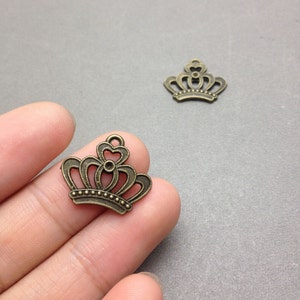 40 Stück von Antique Bronze filigrane Half Crown Charms 18mx22mm