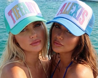NAME Casquettes trucker style universitaire | Police de caractère arc-en-ciel ombré personnalisée | Fête d'anniversaire à la piscine et voyage à la plage | Cadeau de vacances pour voyage de groupe Célébration d'un anniversaire