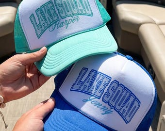 Gorras de camionero LAKE SQUAD / Diseño universitario a rayas con NOMBRE personalizado / Fiesta de cumpleaños en grupo con temática de verano y sol / Fiesta familiar infantil en el lago
