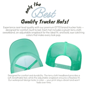 Puede incluir: Se muestran dos gorras de camionero verdes, mostrando la parte delantera y trasera. Los sombreros tienen una parte trasera de malla y una parte delantera s&oacute;lida. El texto de la imagen dice "Quality Trucker Hats!" y describe los sombreros como c&oacute;modos y duraderos con un cierre a presi&oacute;n ajustable.