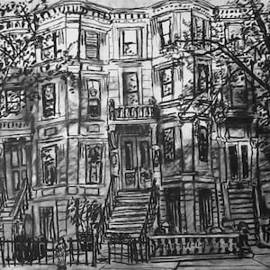 Peut inclure: Un dessin à l'encre noire et blanche d'une rangée de trois bâtiments en briques avec un trottoir devant. Les bâtiments ont plusieurs fenêtres et un escalier menant à la porte d'entrée. Il y a un panneau qui dit "Ahead" avec un symbole d'enfants traversant la rue.