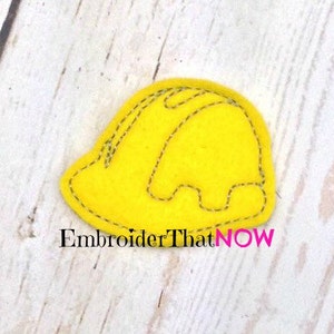 Puede incluir: Un sombrero de trabajo de fieltro amarillo con costuras negras. El sombrero es un dise&ntilde;o simple con una parte superior redondeada y un borde.
