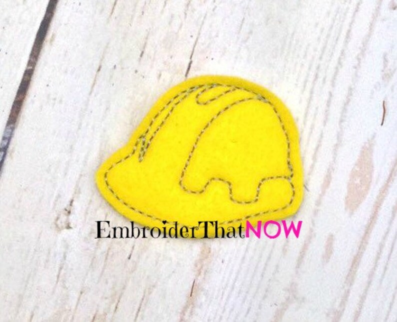 Puede incluir: Un sombrero de trabajo de fieltro amarillo con costuras negras. El sombrero es un dise&ntilde;o simple con una parte superior redondeada y un borde.