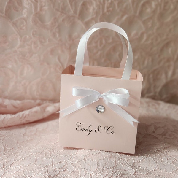 Bevorzugungsbeutel. 4"x4"x3"Blush/Pale Cupcake Goodie Bag mit Satinbandgriffen und individuellem Namen