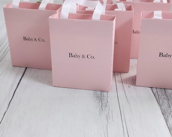 Favor bags. Elegant Bags for guests with stain ribbon handles and custom name