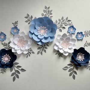 Set floreale blu navy, bianco e fiori di carta blu polvere, fiori di carta per decorazioni da parete, decorazioni per la cameretta dei bambini, decorazioni da parete per la cameretta dei bambini, decorazioni con fiori di carta