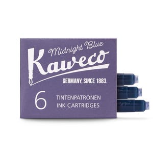 Pu&ograve; includere: Una scatola di cartucce d'inchiostro Kaweco Midnight Blue. La scatola &egrave; di colore viola scuro con testo bianco che recita "Midnight Blue Kaweco GERMANY, SINCE 1883. 6 TINTENPATRONEN INK CARTRIDGES". Sono visibili tre cartucce d'inchiostro blu.