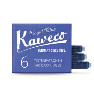 Pu&ograve; includere: Una scatola blu di cartucce d'inchiostro Kaweco Royal Blue. La scatola ha un testo bianco che recita "Kaweco Germany, Since 1883" e "6 Cartucce d'inchiostro". Sono visibili tre cartucce d'inchiostro.
