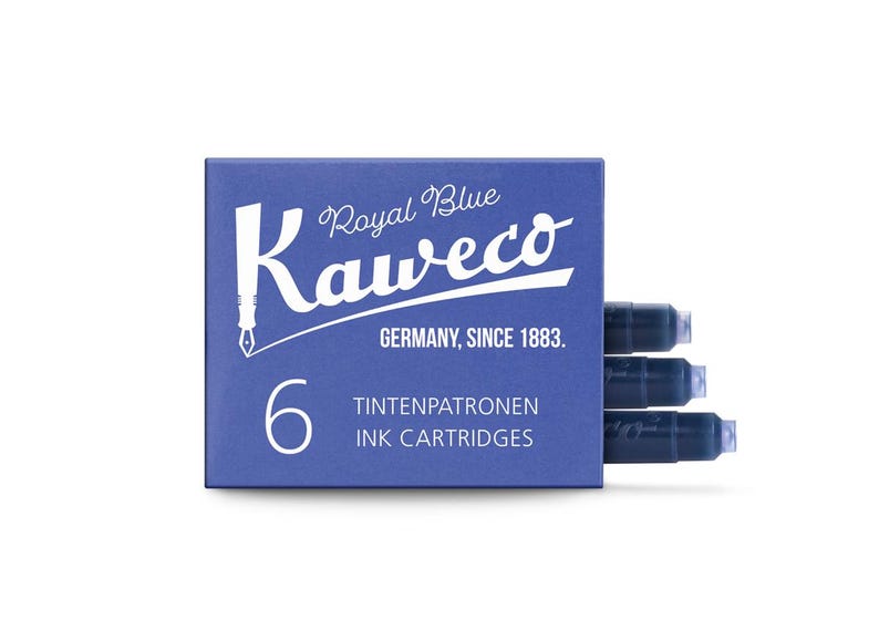 Pu&ograve; includere: Una scatola blu di cartucce d'inchiostro Kaweco Royal Blue. La scatola ha un testo bianco che recita "Kaweco Germany, Since 1883" e "6 Cartucce d'inchiostro". Sono visibili tre cartucce d'inchiostro.