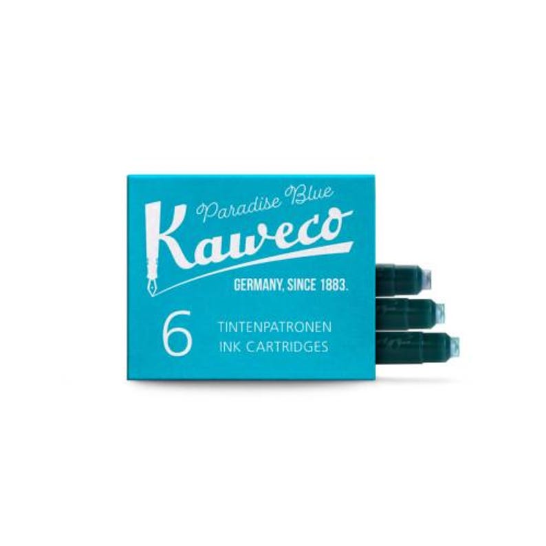 Pu&ograve; includere: Una scatola turchese di cartucce d'inchiostro Kaweco Paradise Blue. La scatola mostra il logo Kaweco e la scritta "GERMANY, SINCE 1883." La scatola contiene sei cartucce d'inchiostro, visibili sul lato destro.