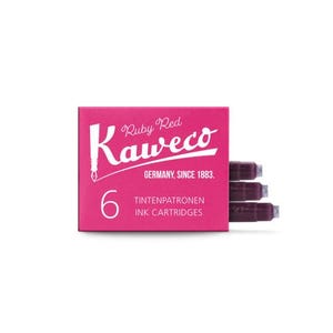 Pu&ograve; includere: Una scatola magenta di cartucce d'inchiostro Kaweco Ruby Red. La scatola recita "Ruby Red Kaweco GERMANY, SINCE 1883. 6 TINTENPATRONEN INK CARTRIDGES". Sono visibili tre cartucce d'inchiostro rosso rubino.