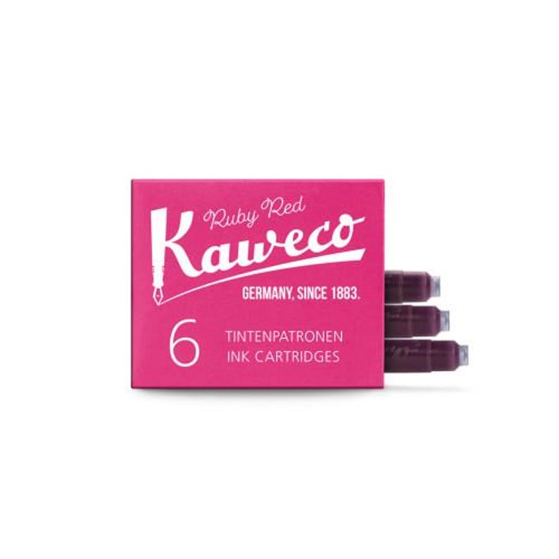 Pu&ograve; includere: Una scatola magenta di cartucce d'inchiostro Kaweco Ruby Red. La scatola recita "Ruby Red Kaweco GERMANY, SINCE 1883. 6 TINTENPATRONEN INK CARTRIDGES". Sono visibili tre cartucce d'inchiostro rosso rubino.