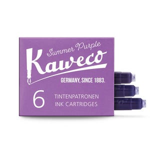 Pu&ograve; includere: Una scatola viola di cartucce d'inchiostro Kaweco Summer Purple. La scatola ha un testo bianco che recita "Summer Purple Kaweco Germany, Since 1883" e "6 Ink Cartridges". Sono visibili tre cartucce d'inchiostro viola.