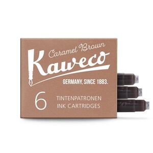 Pu&ograve; includere: Una scatola marrone di cartucce d'inchiostro Kaweco Caramel Brown. La scatola presenta il logo Kaweco e la scritta "Germany, Since 1883". La scatola contiene sei cartucce d'inchiostro. Le cartucce sono di colore marrone scuro.