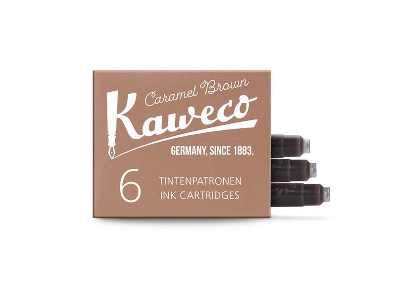 Pu&ograve; includere: Una scatola marrone di cartucce d'inchiostro Kaweco Caramel Brown. La scatola presenta il logo Kaweco e la scritta "Germany, Since 1883". La scatola contiene sei cartucce d'inchiostro. Le cartucce sono di colore marrone scuro.