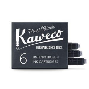Pu&ograve; includere: Una scatola grigio scuro di cartucce d'inchiostro Kaweco Pearl Black. La scatola ha un testo bianco che recita "Pearl Black Kaweco GERMANY, SINCE 1883". La scatola contiene sei cartucce d'inchiostro. Sono visibili tre cartucce d'inchiostro nere.