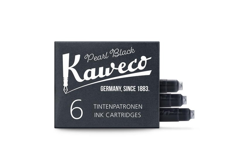 Pu&ograve; includere: Una scatola grigio scuro di cartucce d'inchiostro Kaweco Pearl Black. La scatola ha un testo bianco che recita "Pearl Black Kaweco GERMANY, SINCE 1883". La scatola contiene sei cartucce d'inchiostro. Sono visibili tre cartucce d'inchiostro nere.