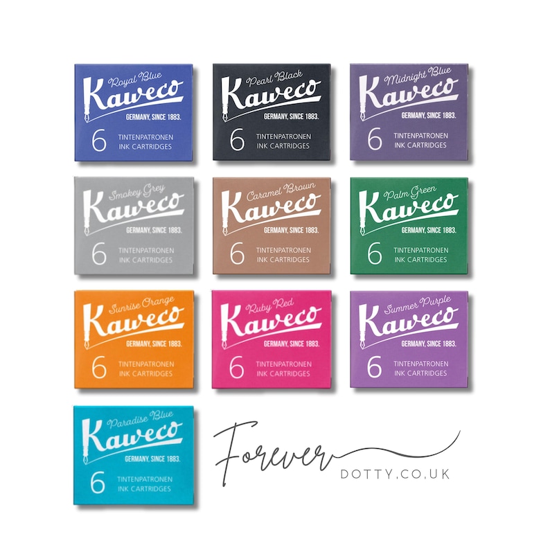 Pu&ograve; includere: Una collezione di scatole di cartucce d'inchiostro Kaweco in vari colori, tra cui Blu Reale, Nero Perla e Blu Notte. Ogni scatola contiene sei cartucce e presenta il logo Kaweco e la scritta "Germany Since 1883".