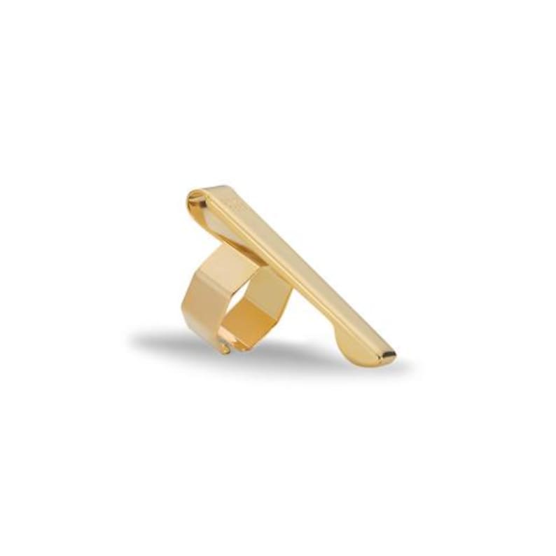 Peut inclure: Une bague dor&eacute;e avec une barre rectangulaire s'&eacute;tendant de l'anneau. La bague a un design minimaliste et est pos&eacute;e sur un fond blanc. La bague semble &ecirc;tre en m&eacute;tal.