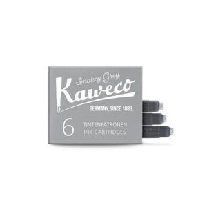 Pu&ograve; includere: Una scatola grigia di cartucce d'inchiostro Kaweco Smokey Grey. La scatola presenta il logo Kaweco e la scritta "GERMANY, SINCE 1883." La scatola ha anche il numero "6" e le parole "TINTENPATRONEN INK CARTRIDGES."