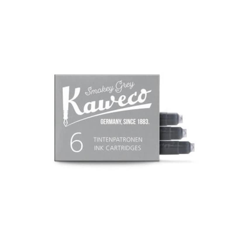 Pu&ograve; includere: Una scatola grigia di cartucce d'inchiostro Kaweco Smokey Grey. La scatola presenta il logo Kaweco e la scritta "GERMANY, SINCE 1883." La scatola ha anche il numero "6" e le parole "TINTENPATRONEN INK CARTRIDGES."