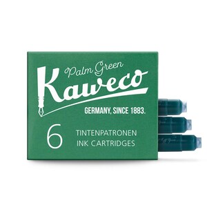Pu&ograve; includere: Una scatola verde di cartucce d'inchiostro Kaweco Palm Green. La scatola ha un testo bianco che recita "Palm Green Kaweco GERMANY, SINCE 1883." e "6 TINTENPATRONEN INK CARTRIDGES." Sono visibili tre cartucce d'inchiostro.