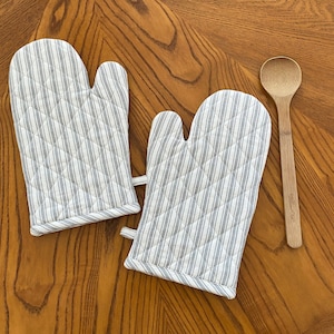 Gray and White Oven Mitt-Canvas Oven Mitt-Polka Dots Oven Mitt-Thick Oven Mitt-Kitchen Mitt -Striped Oven Mitt-Oven Mitt-Quilted Oven Mitt