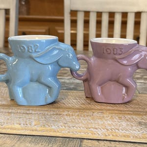 Tasses vintage Frankoma Pottery à l'effigie d'un âne, DEM Démocrate 1982 et 1983, bleues et violettes