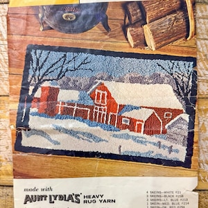 Può includere: Kit vintage per tappeto o arazzo a punto punzonato con scena di fienile invernale. Dimensioni finite: 61 x 91 cm. Il kit include filato e istruzioni. Il design presenta un fienile rosso, neve e alberi.