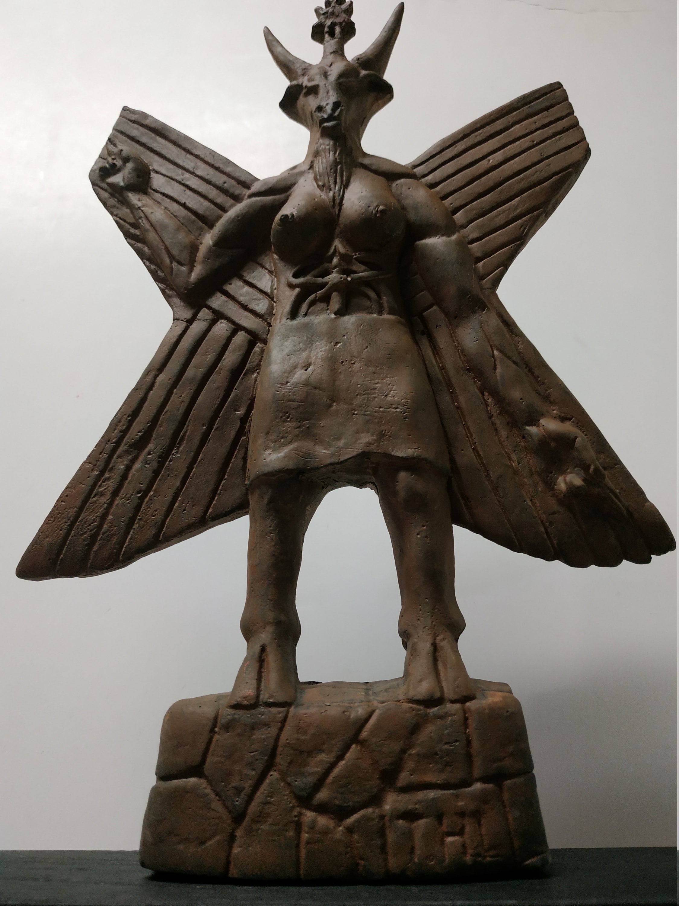 アーティスト「ティン・フア・リウ」によるバフォメット・パズズ悪魔像