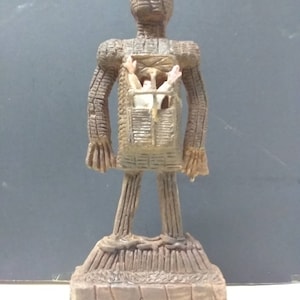El hombre de mimbre del artista "Ting Hua Liu", 11"x4.25"