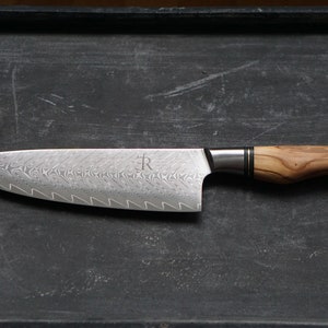 Nóż szefa kuchni - nóż szefa kuchni ze stali damasceńskiej Ryda Knives ST650 o długości 8 cali z rękojeścią z drewna oliwnego.