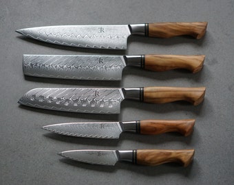 Ensemble complet de couteaux ST650 Ryda. Couteau de chef, utilitaire, santoku, nakiri et couteau d'office. Noyau en acier poudré et manche en bois d'olivier.