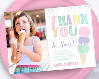 Può includere: Un biglietto di ringraziamento con una foto di una bambina che mangia un cono gelato. Il biglietto ha un grafico di cono gelato colorato e il testo "Grazie per aver reso la mia festa così dolce! Ho adorato la torta e i regali, ma la mia parte preferita è stata vederti! XOXO. Isabella."