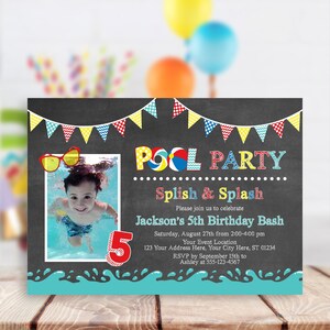 K&ouml;nnte beinhalten: Eine farbenfrohe Poolparty-Einladung mit einem Foto eines Jungen, der schwimmt. Die Einladung zeigt einen schwarzen Hintergrund mit einem Banner aus Flaggen, den Worten "Pool Party", "Splish & Splash" und dem Text "Jackson's 5th Birthday Bash".