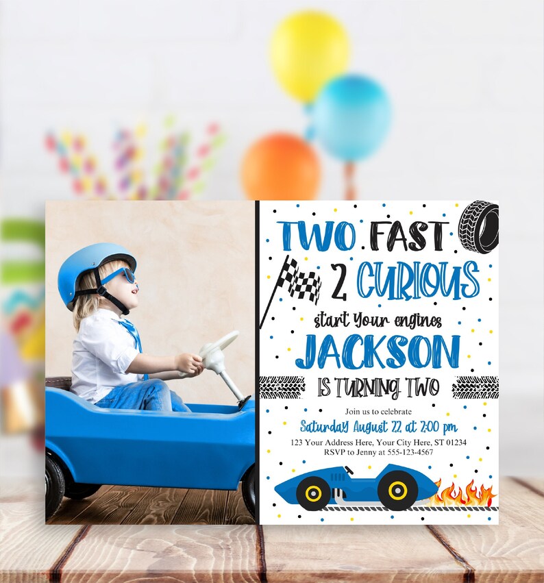 K&ouml;nnte beinhalten: Eine blaue und gelbe Geburtstagseinladung mit einem Foto eines Kindes in einem blauen Spielzeugauto. Die Einladung lautet "Two Fast 2 Curious start your engines Jackson is turning two" und enth&auml;lt Datum, Uhrzeit und RSVP-Informationen.