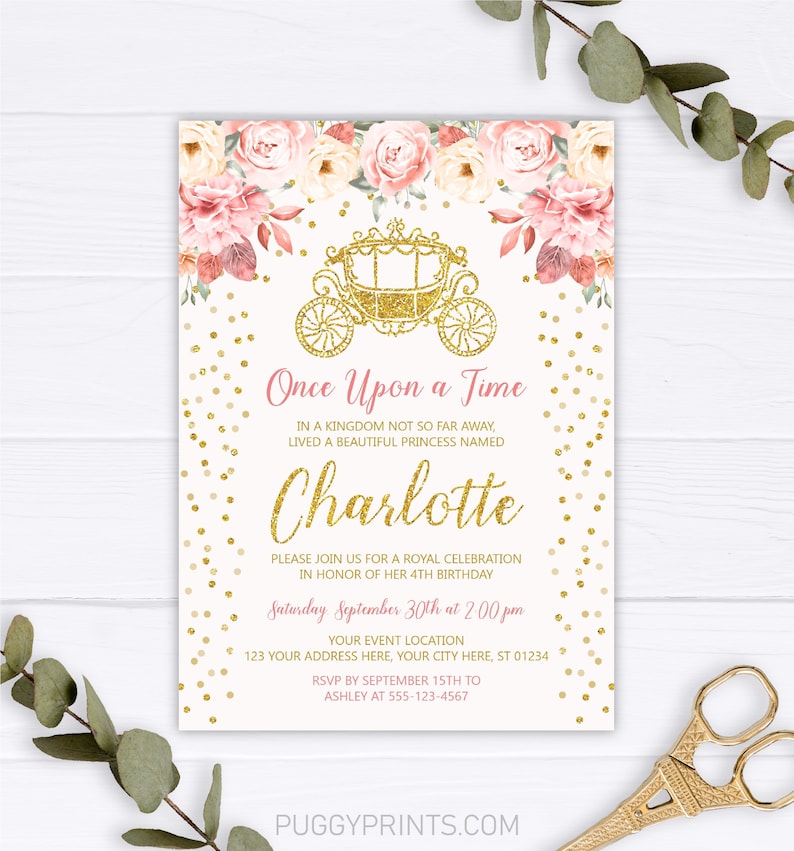 Op de afbeelding: Een roze en gouden prinsessen-thema verjaardagsuitnodiging met een gouden glitterkoets en bloemmotieven. De uitnodiging luidt "Er was eens" en bevat de naam "Charlotte" en details voor een 4e verjaardagsparty.